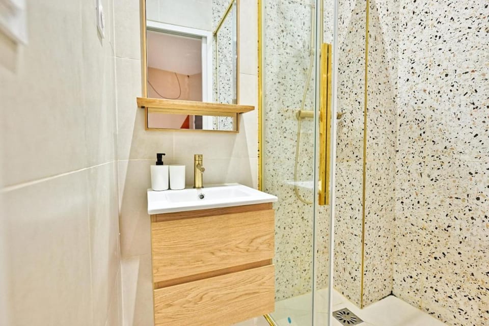 Designer & Air-Conditioned Apartment 2BR, Paris 17 Apartment in Levallois-Perret