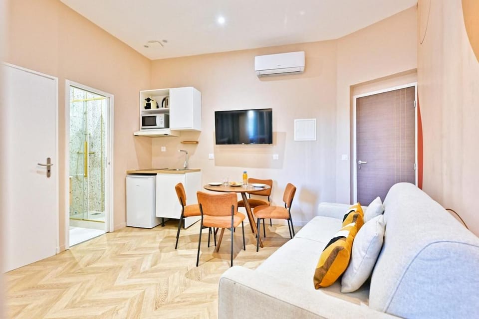 Designer & Air-Conditioned Apartment 2BR, Paris 17 Apartment in Levallois-Perret