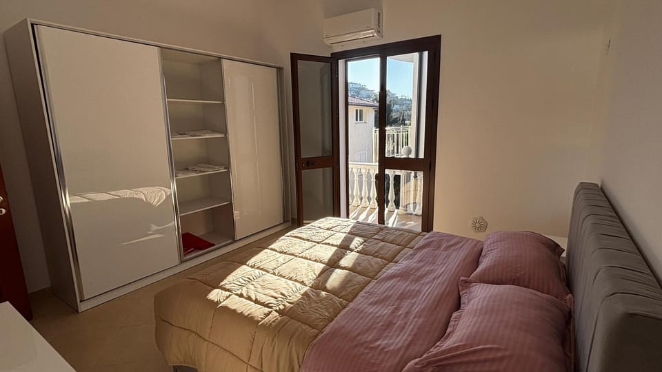Bedroom, wardrobe, air conditioner