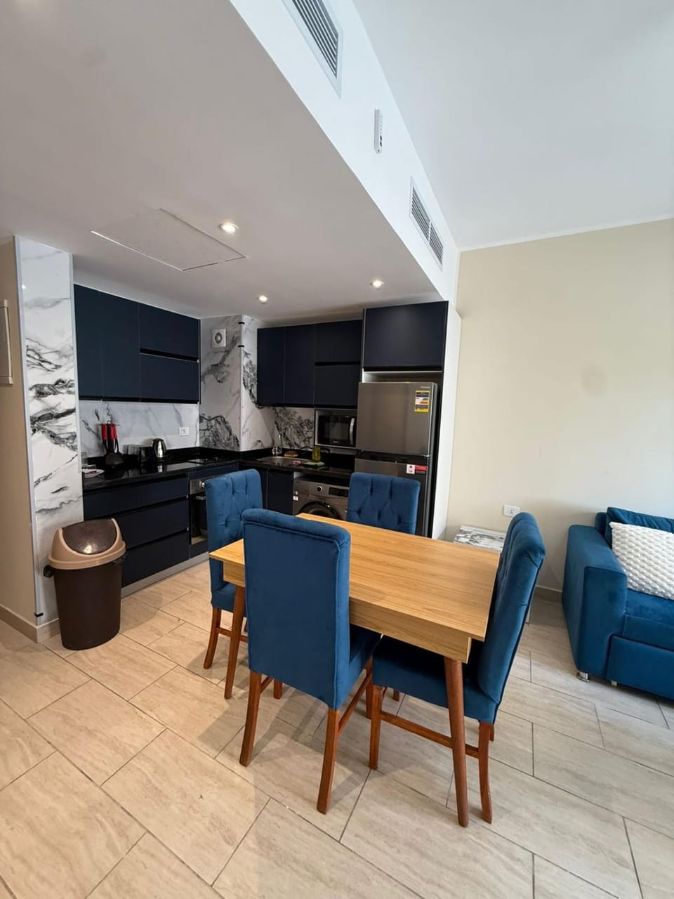 Kitchen or kitchenette, Living room, Seating area, Dining area