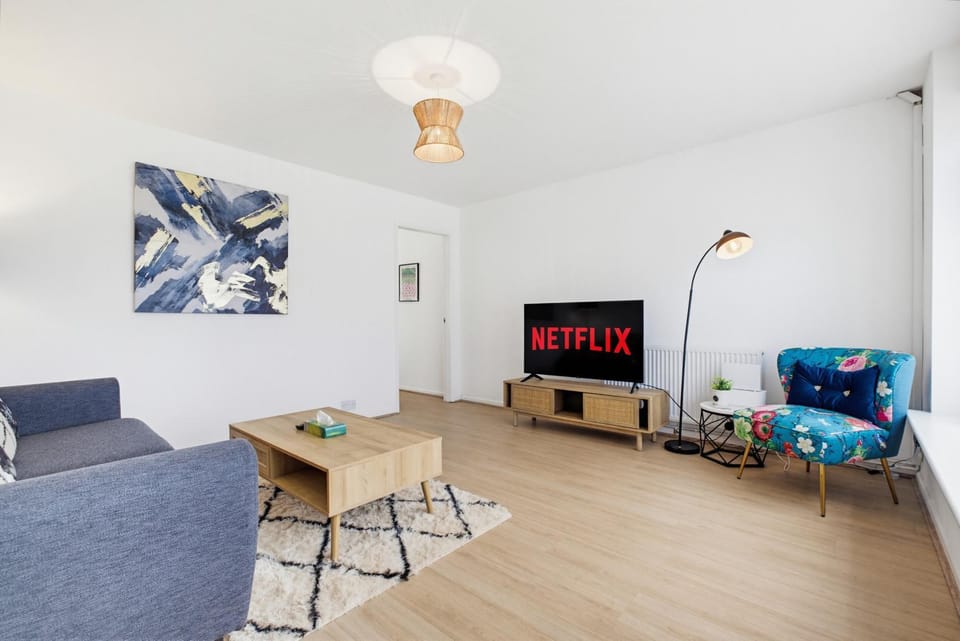 Communal lounge/ TV room, TV and multimedia, Living room, Seating area, Evening entertainment
