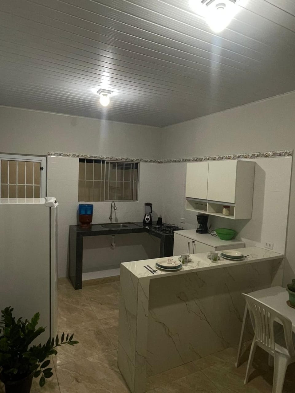 Kitchen or kitchenette, minibar, stove