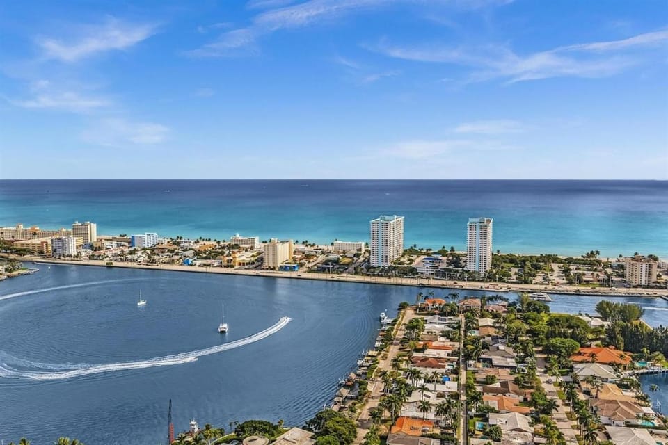 Santorini Blu Stylish Coastal Studio on the Beach Apartment in Hollywood Beach