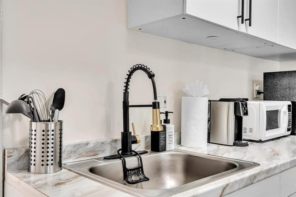 Santorini Blu Stylish Coastal Studio on the Beach Apartment in Hollywood Beach