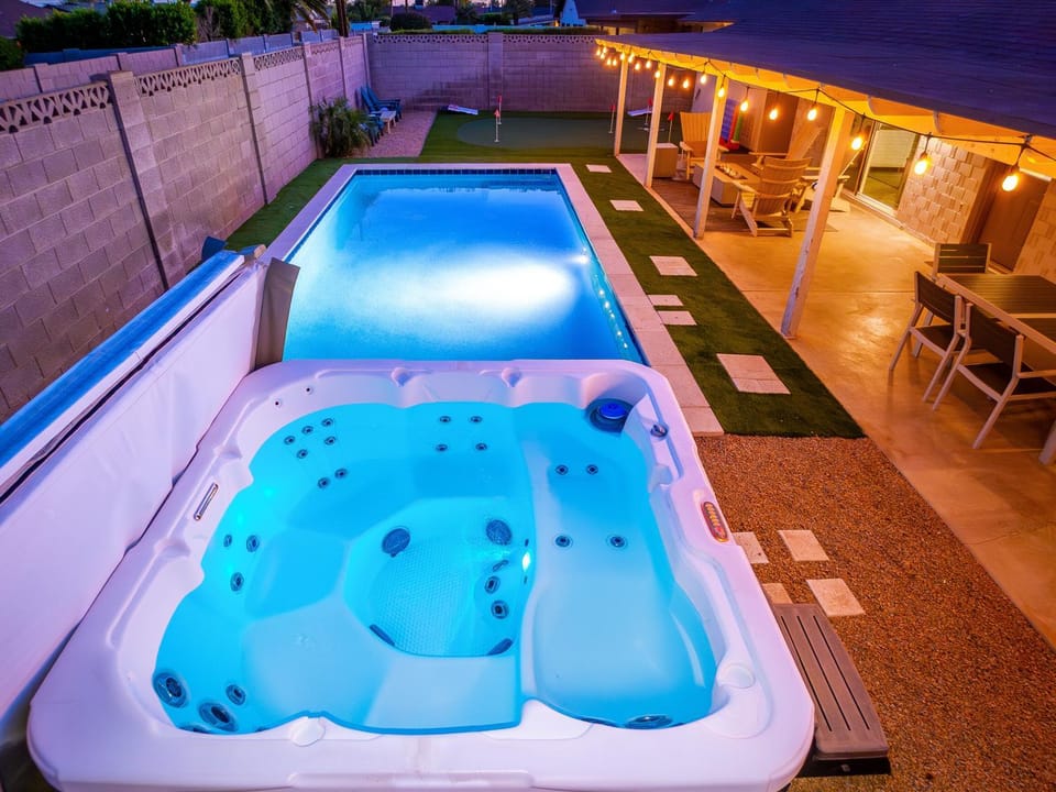 Oldtown Scottsdale ParadiseWalking DistancePutting GreenMovieProjectorHotTub House in Scottsdale
