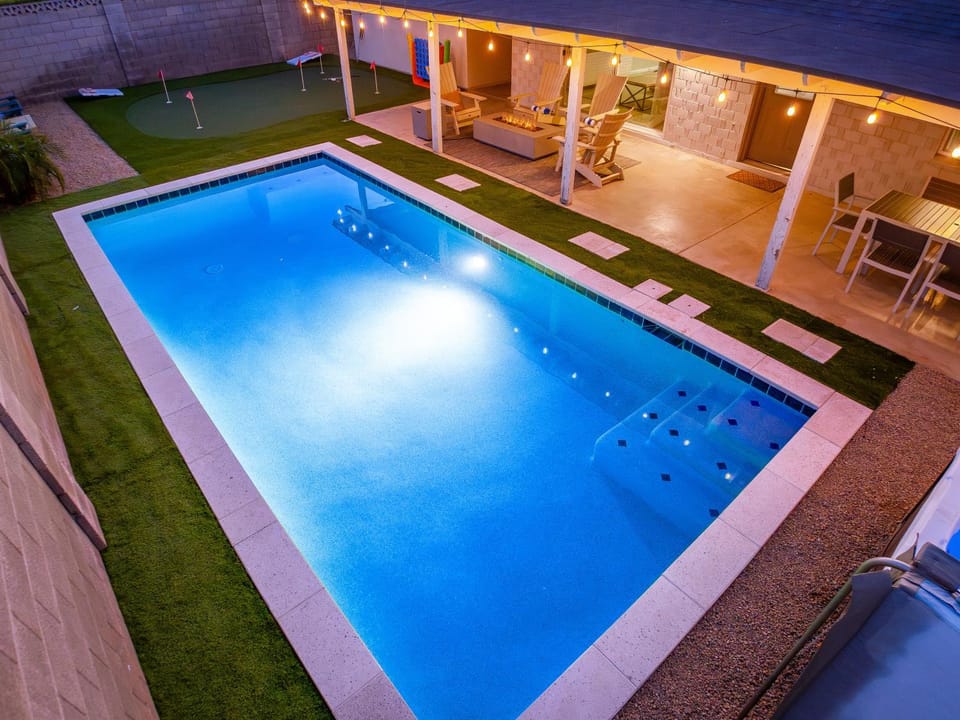 Oldtown Scottsdale ParadiseWalking DistancePutting GreenMovieProjectorHotTub House in Scottsdale