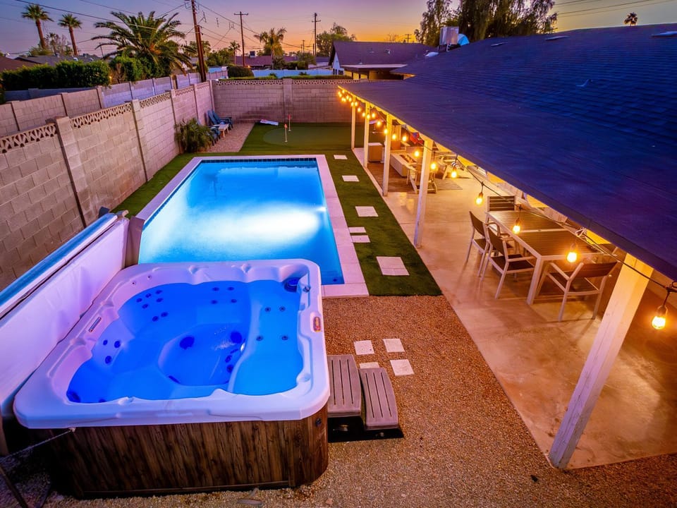 Oldtown Scottsdale ParadiseWalking DistancePutting GreenMovieProjectorHotTub House in Scottsdale