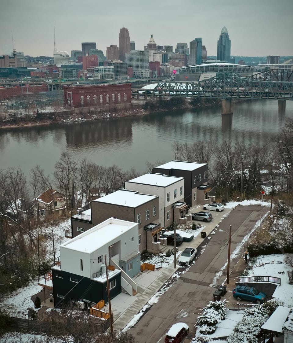 Property building, Day, Neighbourhood, Natural landscape, Bird's eye view, Winter, City view, River view, Street view, Location