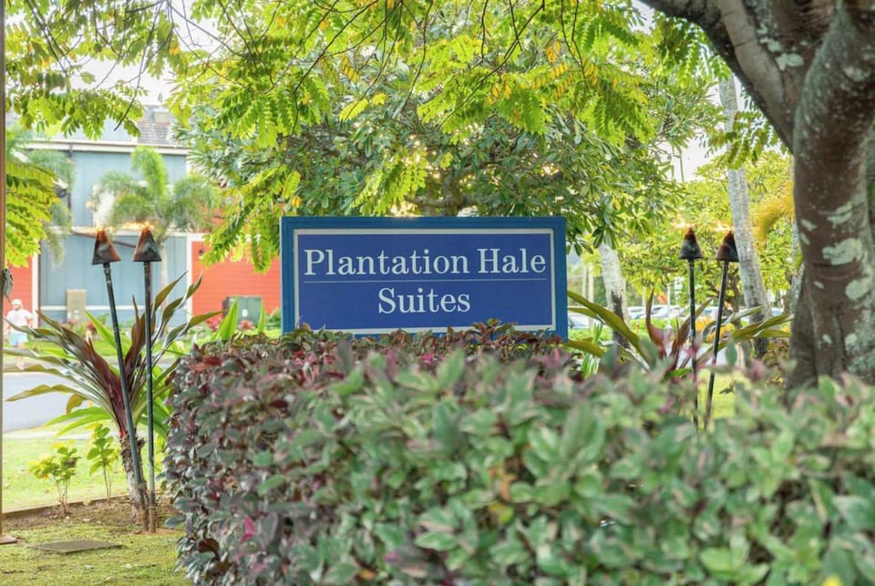 Plantation Hale Hotel - Spacious 1BR Condo Near Beach & Shops Sleeps 4 Family Friendly House in Wailua