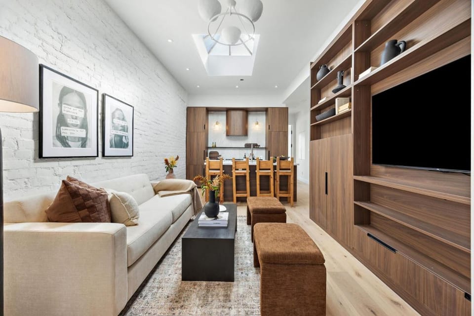 TV and multimedia, Living room, Seating area, Evening entertainment