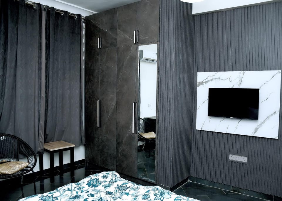 Bed, TV and multimedia, Photo of the whole room, Bedroom, wardrobe