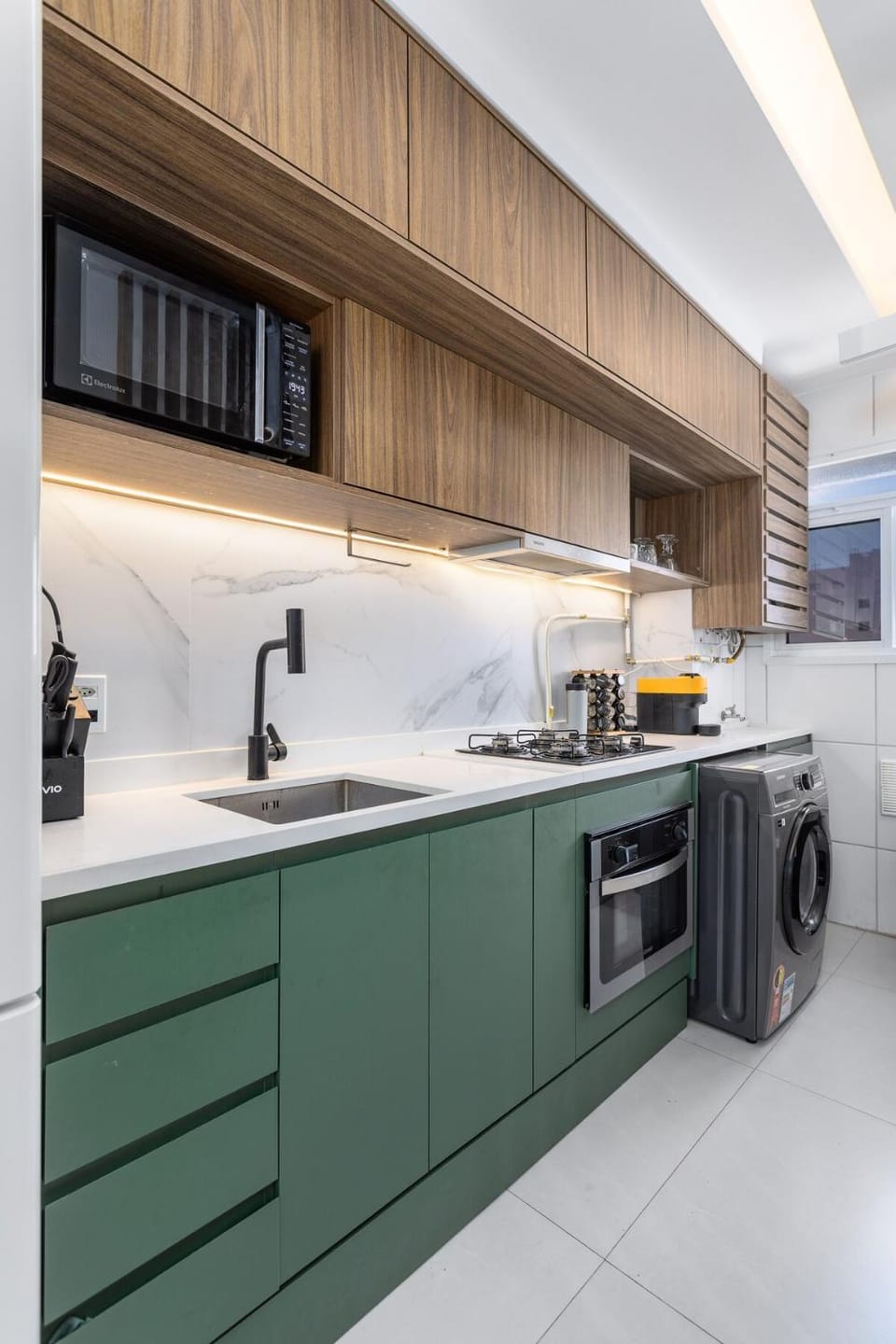 Kitchen or kitchenette, dishwasher, stove