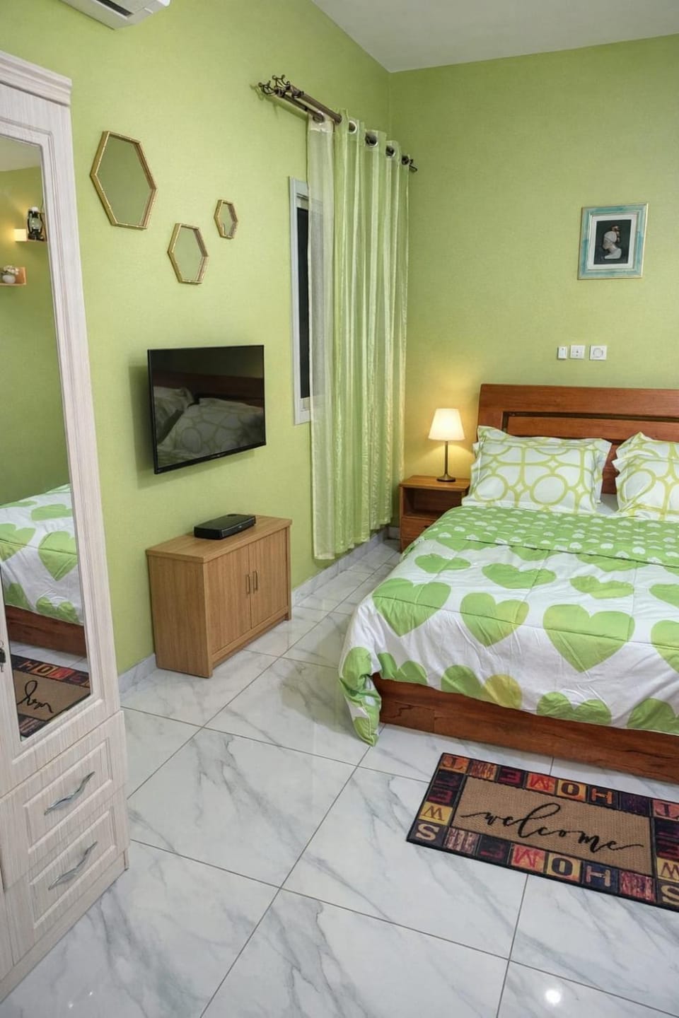 Bed, Photo of the whole room, Bedroom