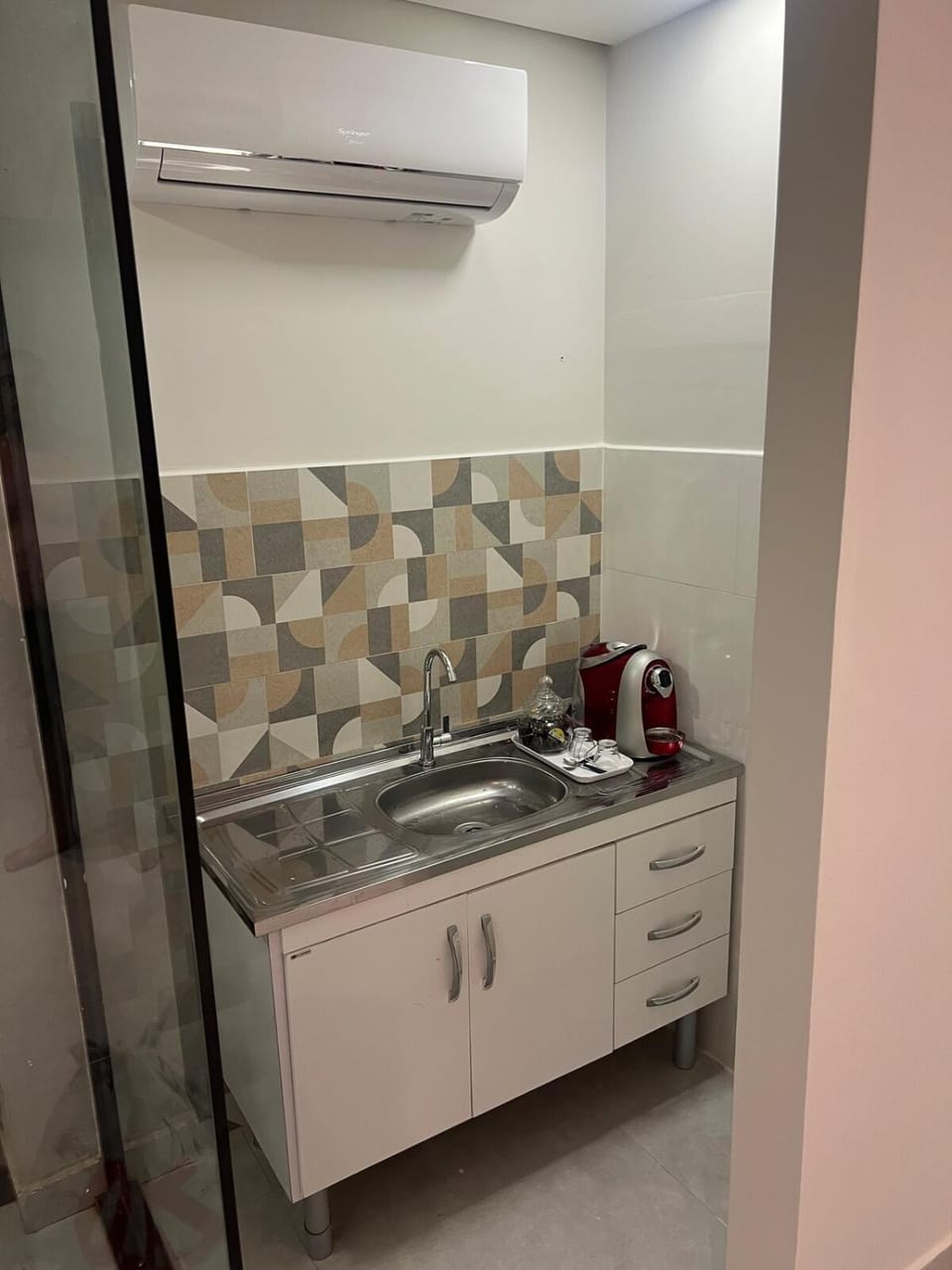Kitchen or kitchenette, air conditioner