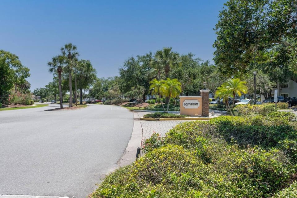 Condo with Pool, Gym, Golf, Jacuzzi and Game Areas House in Orlando