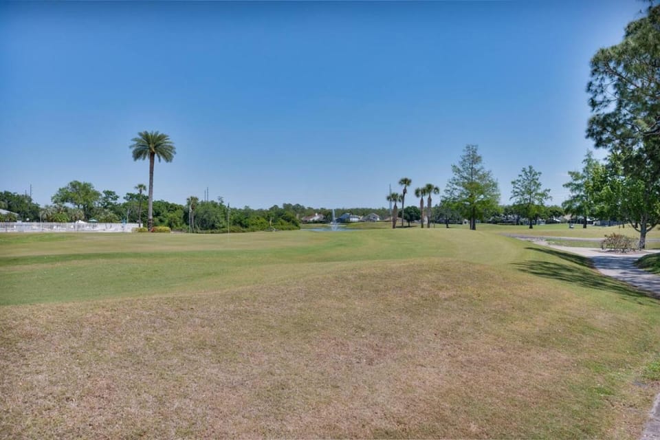 Condo with Pool, Gym, Golf, Jacuzzi and Game Areas House in Orlando