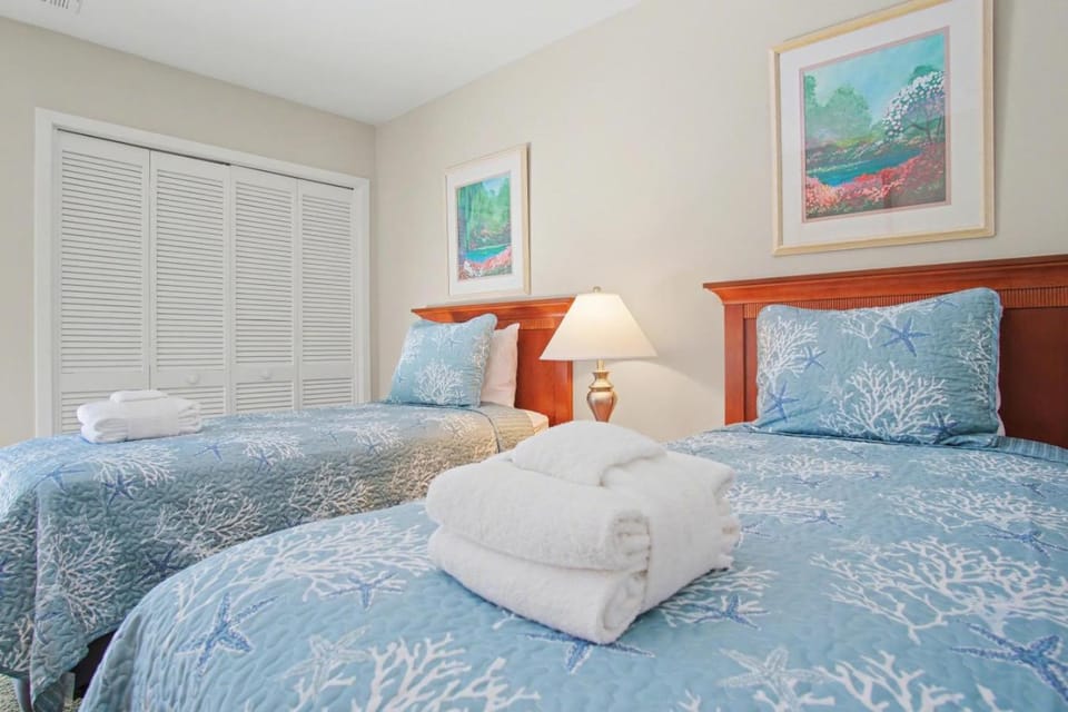 590 - Sleeps 6, Lagoon Views, Pool, Fire Pit House in Hilton Head Island