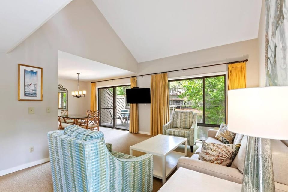 TV and multimedia, Living room, Seating area, Family