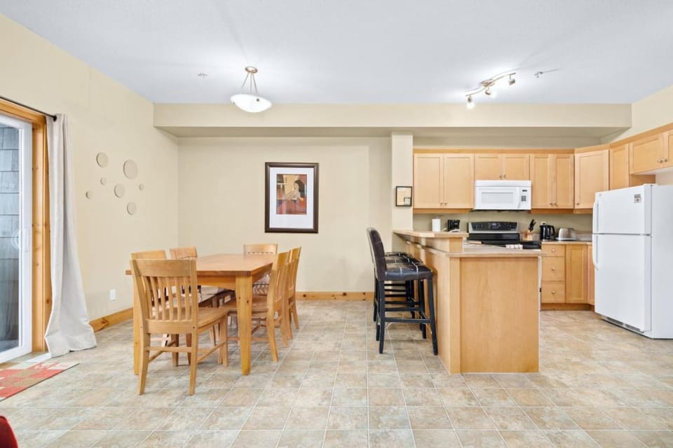 Dining area, kitchen