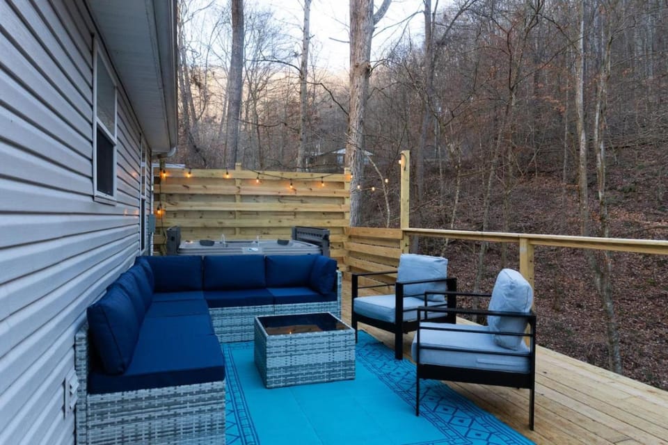 The Mountain Magnolia-Hot Tub on Private Deck House in West Virginia