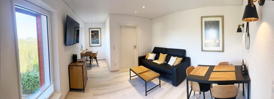 TV and multimedia, Living room, Seating area, Dining area