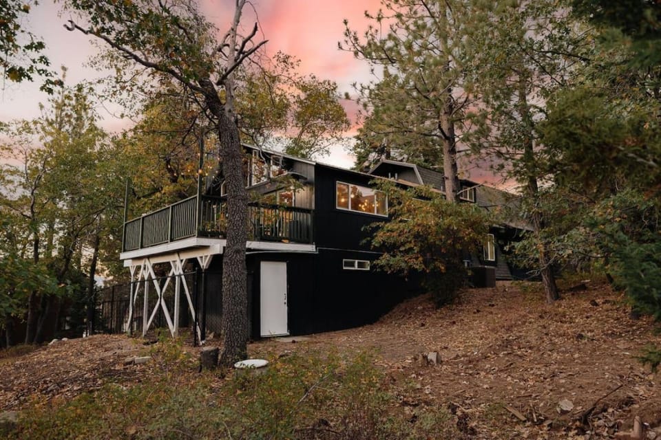 Rockspray Retreat, 4BR Walk to Bear MTN Slopes House in Big Bear