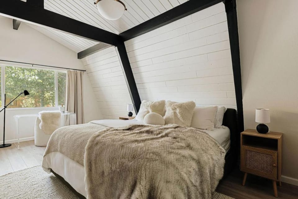 Rockspray Retreat, 4BR Walk to Bear MTN Slopes House in Big Bear