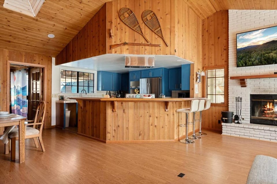 Solstice Shores Chalet, Hot Tub and Lake Views House in Fawnskin