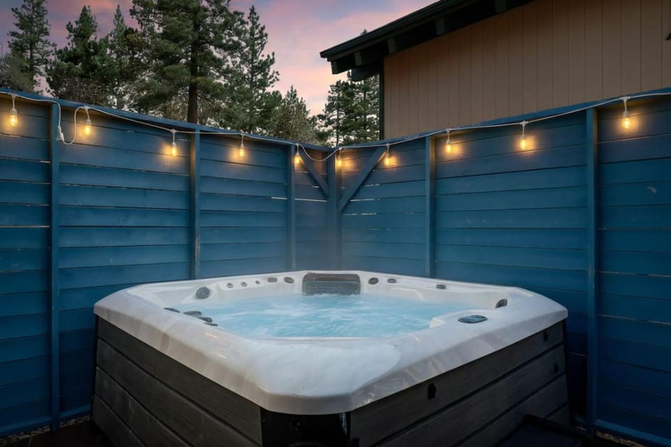 Solstice Shores Chalet, Hot Tub and Lake Views House in Fawnskin