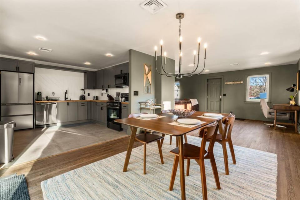 #42 - Stunning Modern 2 Br Home - 2 Min From Hwy House in Connecticut