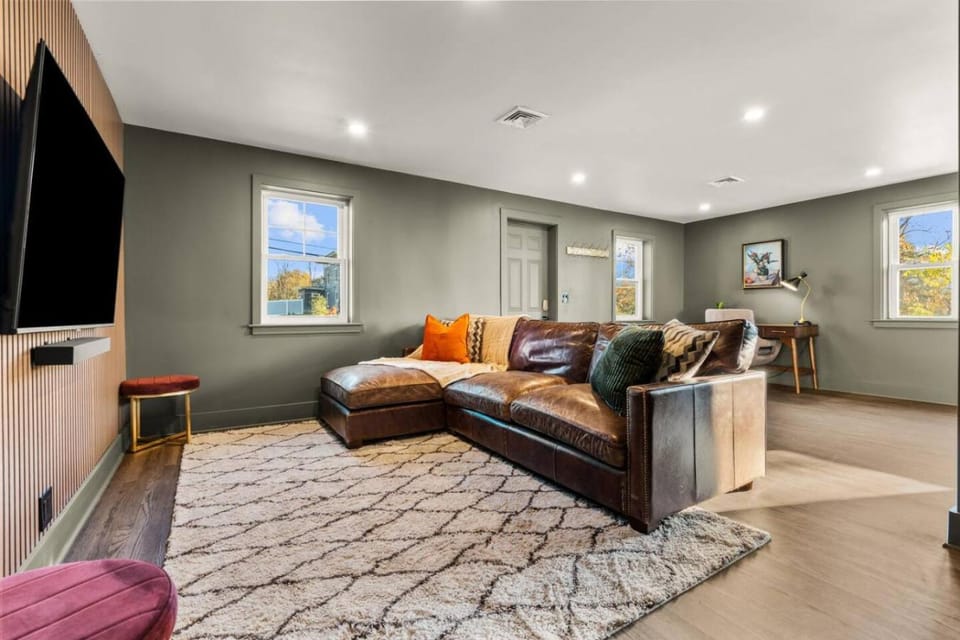 #42 - Stunning Modern 2 Br Home - 2 Min From Hwy House in Connecticut