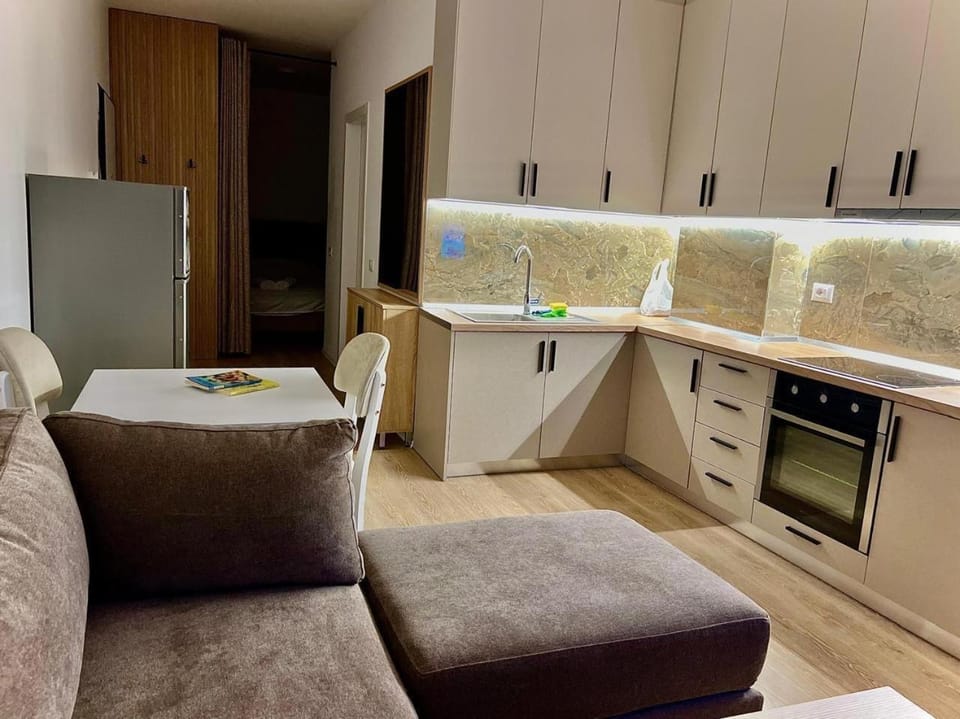 Kitchen or kitchenette, Living room, Seating area, Dining area, dishwasher, oven, pet friendly, stove
