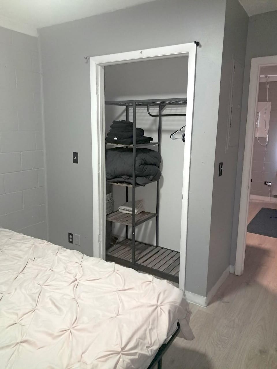 Cosy single-level home with laundry and parking Apartment in Huntington