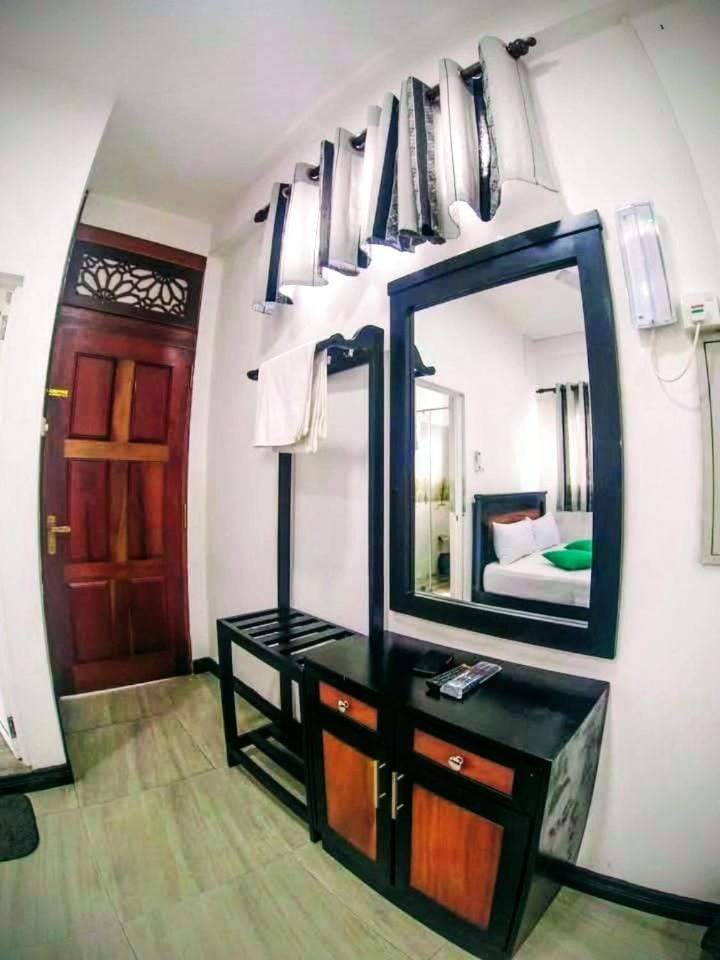 Black And White Kandy Hostel And Rooms Hostel in Kandy