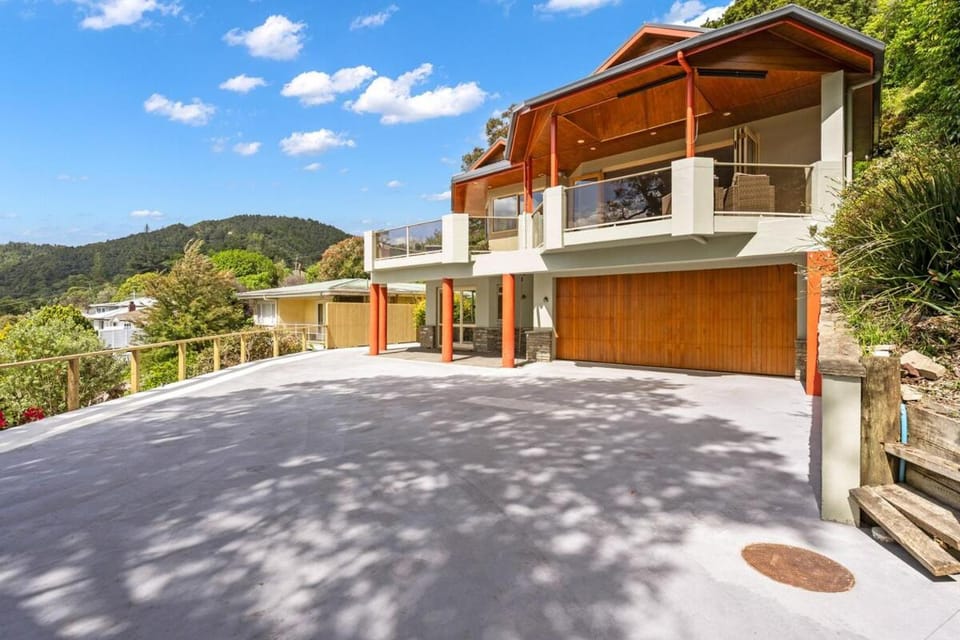 Spacious retreat with views, hot tub, games room! House in Whangārei