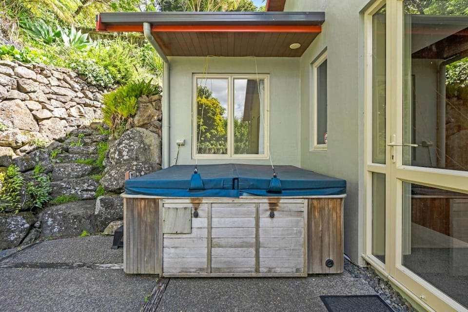 Spacious retreat with views, hot tub, games room! House in Whangārei