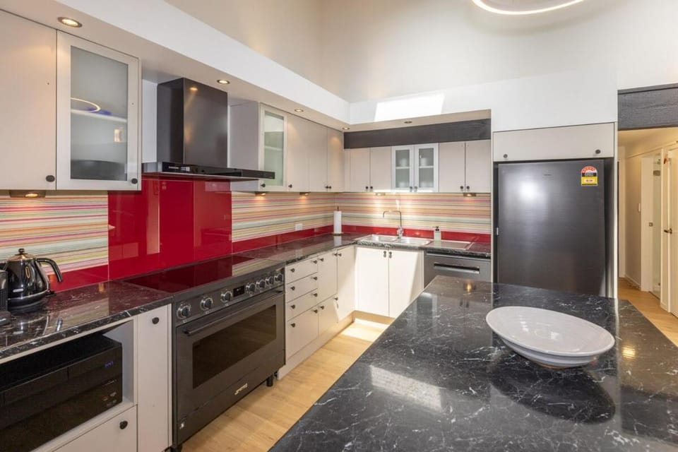dishwasher, microwave, oven, stove, kitchen