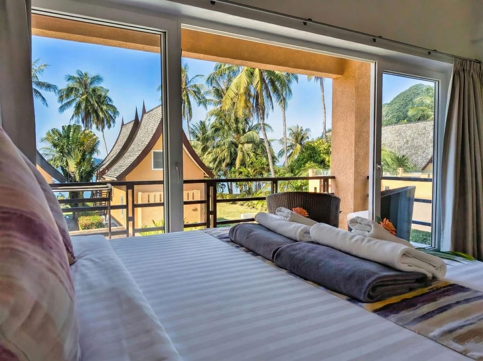 Bed, View (from property/room), Balcony/Terrace, Bedroom, towels