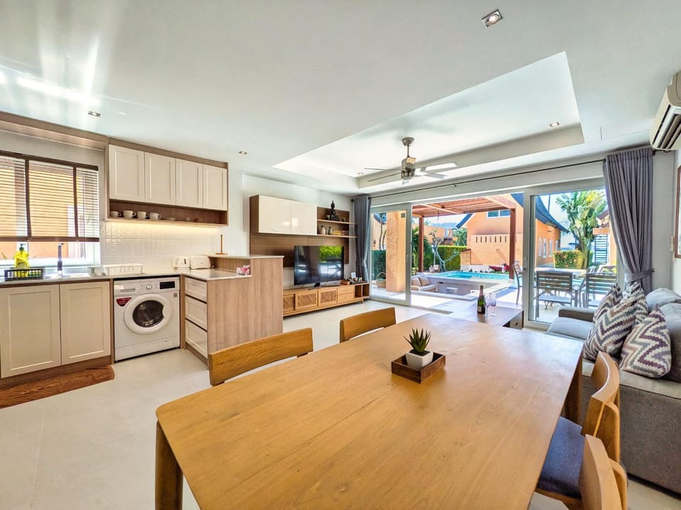 Kitchen or kitchenette, Seating area, Dining area, oven, stove, toaster