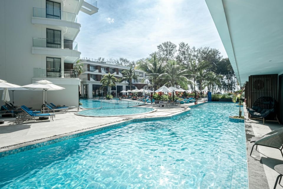 Property building, Swimming pool, sunbed