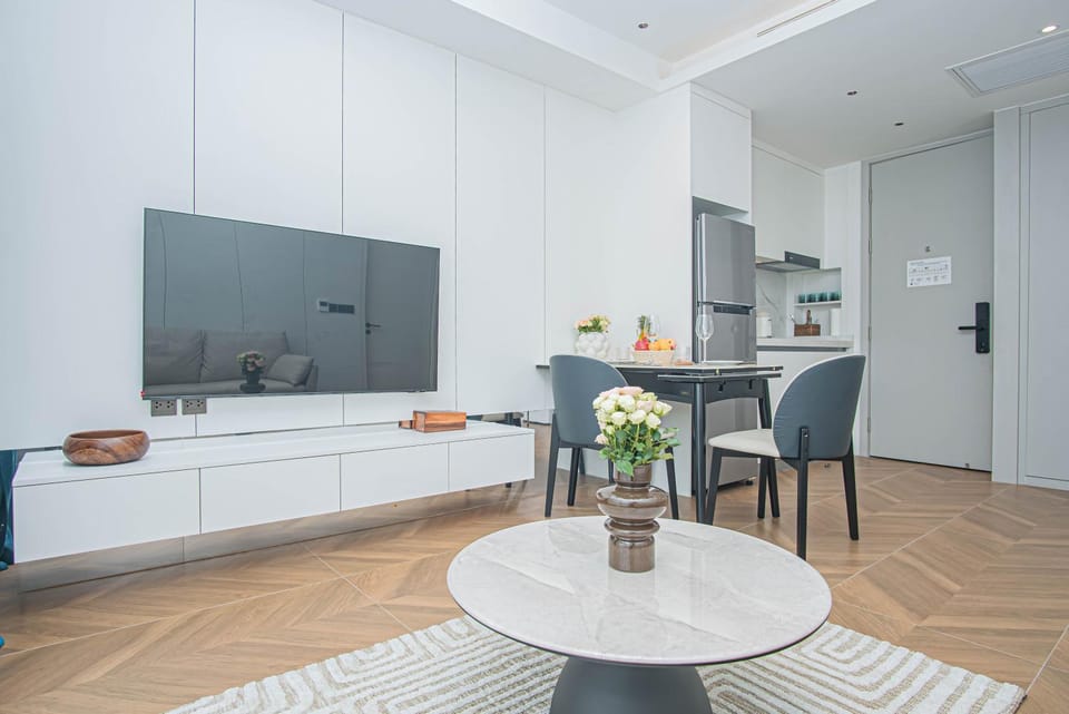 TV and multimedia, Seating area, Dining area