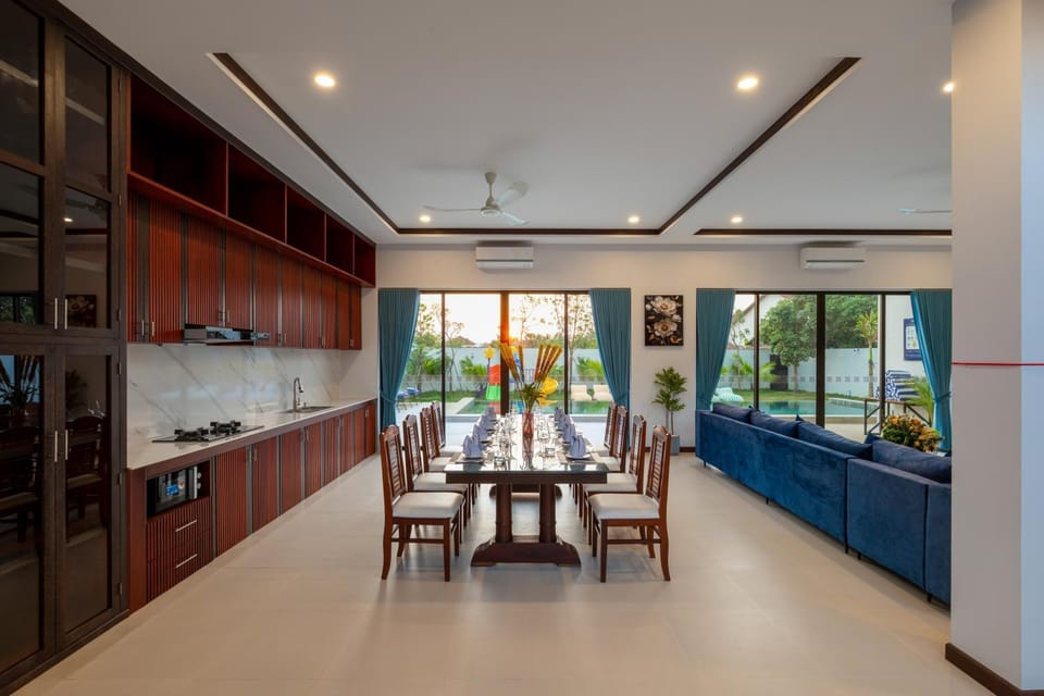 Kitchen or kitchenette, Seating area, Dining area