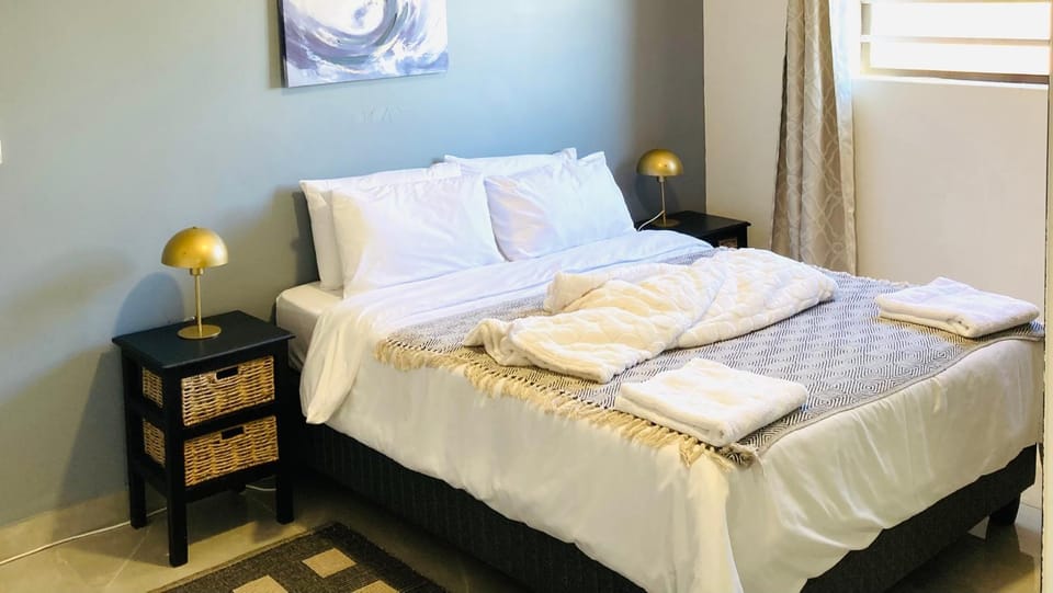 Luxury Smart Air Conditioned 1Bedroom- Sea & Mountain Views - Gordons Bay Apartment in Cape Town