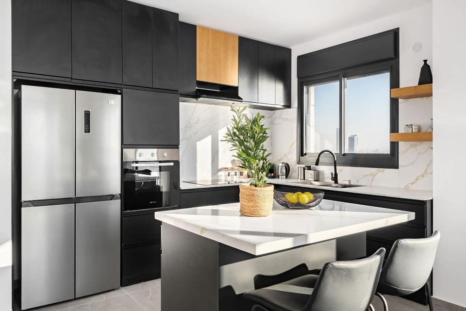 Kitchen or kitchenette, minibar, stove
