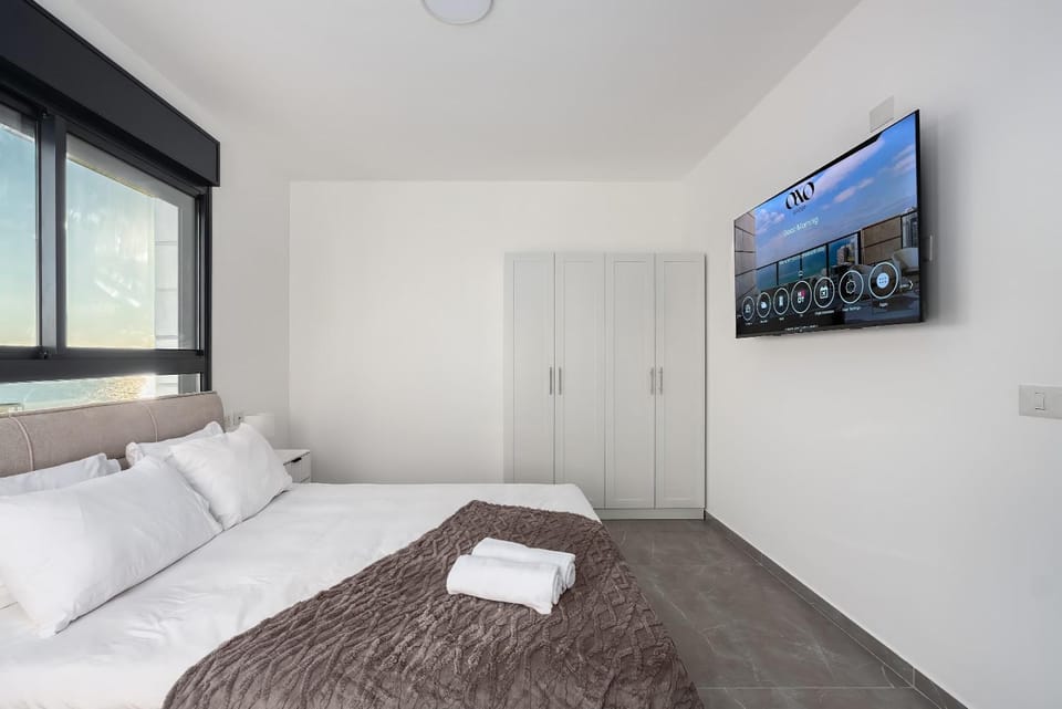 Bed, TV and multimedia, Bedroom