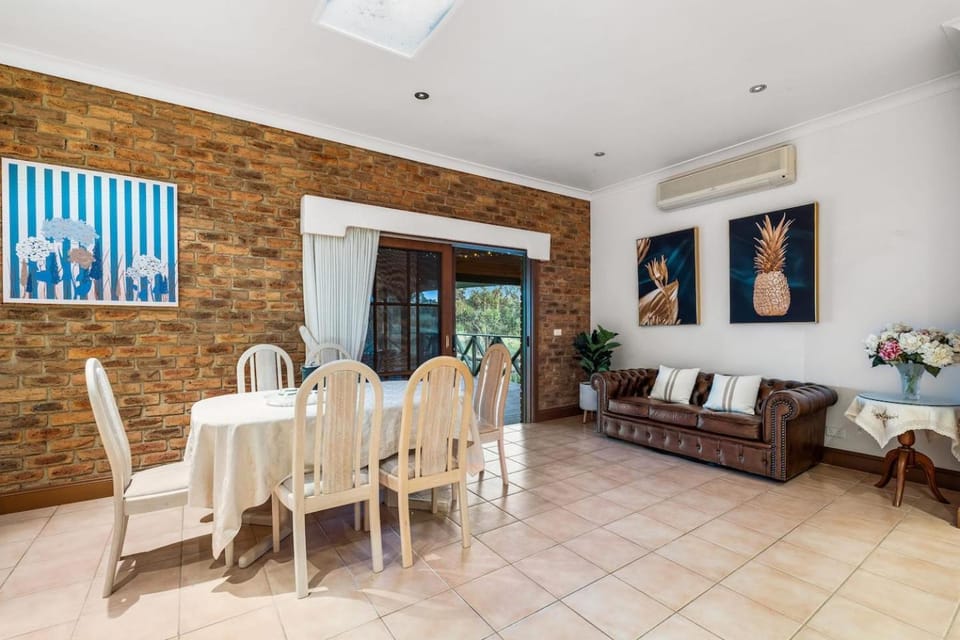 Seating area, Dining area, air conditioner