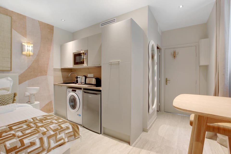 Facade/entrance, washing machine, kitchen
