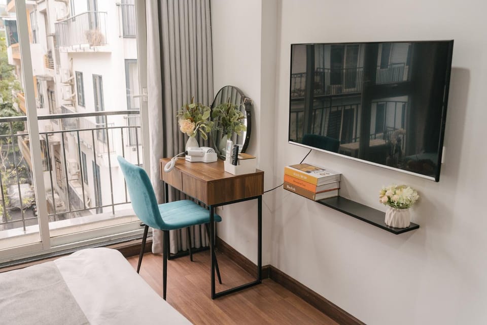 Bed, TV and multimedia, View (from property/room), Balcony/Terrace, Seating area, Bedroom