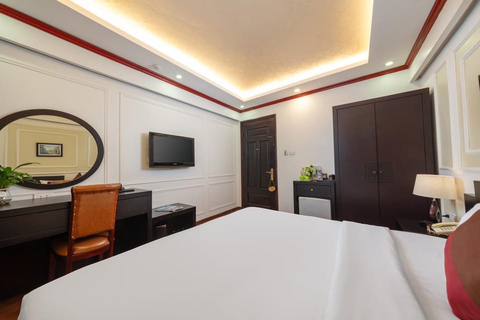 Communal lounge/ TV room, Bed, TV and multimedia, Living room, Photo of the whole room, Seating area, Evening entertainment, Bedroom, wardrobe