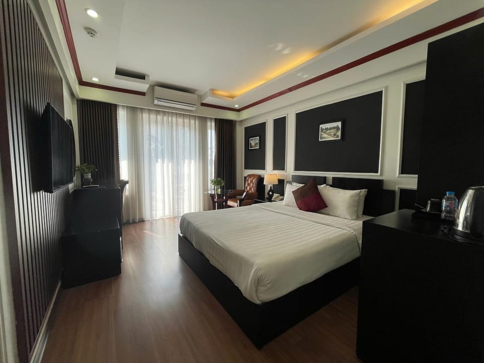 Bed, TV and multimedia, Living room, Photo of the whole room, Seating area, Bedroom, air conditioner